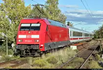 Aufgrund von Gleiserneuerungen zwischen Gerstungen und Bebra wurden die an Freitagen und Sonntagen verkehrenden IC der Linie 51 vom 25.9. bis 30.10.2020 weiträumig umgeleitet.
Der zweite IC dieses Sonntages befährt mit 101 032-1 und Schublok 101 043-8 die Rosengartenbrücke am Hp Halle Rosengarten. Vermutlich am Ende des 19. Jahrhunderts erbaut, sind aufgrund ihres Zustands inzwischen nur 50 km/h erlaubt. Dies soll sich im nächsten Jahr aber ändern: Zusammen mit anderen Brückensanierungen und umfangreichen Arbeiten an der Streckeninfrastruktur entsteht hier ein kompletter Neubau. In drei Wochen, also am 14.1.2021, geht es los.
Aufgenommen am Ende des Bahnsteigs 1.

🧰 DB Fernverkehr
🚝 IC 1954 (Linie 51) Leipzig Hbf–Köln Hbf
🚩 Bahnstrecke Halle–Hann. Münden (KBS 590)
🕓 4.10.2020 | 16:38 Uhr