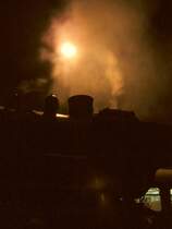 Das r�tliche Licht der Bahnhofslampe in Schwarzenberg l�sst den Abdampf der 52 8149 in stimmungsvollem Licht erstrahlen, 16.12.06