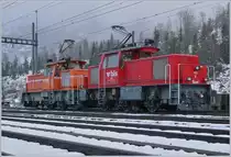Gleich und doch nicht gleich, und dies nicht nur in farblicher Hinsicht: in Kandersteg warten die orange BLS Ee 3/3 132 (UIC Ee 97 85 1936 132-0 CH-BLS) und die rote BLS Eea 3/3 402 (UIC 97 85 1935 402-8 CH-BLS)  Susi  auf ihre nächsten Einsätze. 

9. November 2017