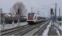 Der SBB RABe 522 206 auf der Fahrt von Biel/Bienne nach Meroux TGV bei der Ausfahrt in  Grandvillars, vorbei an den typischen, relativ grossen SNCF Ausfahrsignalen.

11. Januar 2019