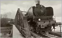 Mit einem internationalen Schnellzug nach Konstanz donnert die mächtige SNCF 241-A-65 bei Koblenz über die Aarebrücke (welche freilich durch ihre Konstruktion die formschöne Dampflok etwas versteckt).

9 Dezember 2017