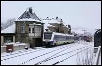 Erixx VT 622211 passiert hier beim Verlassen des Bahnhof Goslar das alte Stellwerk nahe dem Hauptgebäude. Der Zug ist am 6.1.2021 um 13.47 Uhr unterwegs nach Braunschweig.