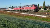 In Hergatz ziehen 218 433-1 und 218 422-4 am 27.11.2020 die von Basel SBB kommenden Wagen des EC 191 �ber die bayerische Allg�ubahn nach M�nchen.