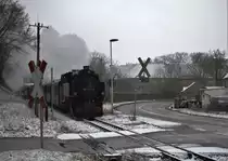 Winterliches Wetter am BÜ in Berbisdorf, kurz vor Radeburg, 99 1761-8 mit einem kurzen,leider  wieder fast unbesetzten Zug nähert sich, von Moritzburg kommend.
09.01.2021  10:42 Uhr.