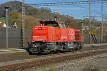 Am 843 007-6 durchfährt den Bahnhof Gelterkinden. Die Aufnahme stammt vom 13.11.2020.