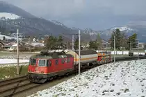 Die Re 420 239-6  Porrentruy  mit einem Kurzgüter bei Niederbipp am 8. Januar 2021.
Foto: Walter Ruetsch