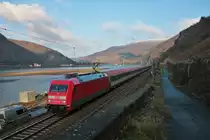 DB Fernverkehr 101 060-2 mit ÖBB Reisezugwagen in Assmanshausen (Rhein) am 09.01.21