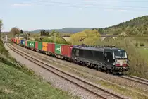 Mit ihrem Containerzug (Hamburg Waltershof - Singen (Hohentwiel)) fuhr am Nachmittag des 24.04.2020 die MRCE/BOXX X4 E-856 (193 856-2) bei Rottweil Saline über die Gäubahn in Richtung Tuttlingen.