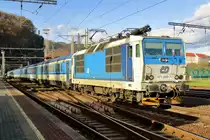 Am 6 April 2017 wardie Welt für ECs mit Knödelpressen noch in Ordnung: CD 371 002 zieht ein EC aus Berlin Hbf in Decin hl.n. ein. 