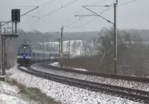 Ein Eurocity,nun  geshiftet  auf dem Wage nach Hambug, aus Prag kommend, durchfährt die Oberauer Kurve.Der  Fluchtpunkt  des Bildes liegt auf der Höhe der Tafel Km. 20.4
09.01.2021 11:13 Uhr, trübe, der Schnee ist mitlerweile in Nieselregen übergegangen. 