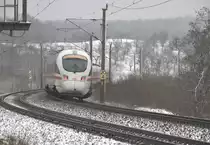 Ein  geshifteter   ICT auf dem Wege nach Dresden, trübes Winterniesselregenwetter an der Oberauer Kurve.Der Fluchtpunkt befindet sich am Masten linkes, Km. 20.2 . 09.01.2021, 11:18 Uhr.  Teleaufnahme.
