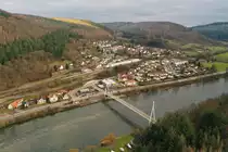 Noch nicht perfekt aber für den Anfang ganz ok. Erster Versuch einer in der Bahnfotografie noch recht seltenen Art und Weise ein Bahnbild zu machen. Das Bild aus der Luft mittels einer Drohne. Am 09.01.2021 sind zwei Talent 2 als RE10a nach Mannheim in Zwingenberg unterwegs.
