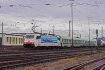 Lok 186 908-6 durchfährt den badischen Bahnhof. Die Aufnahme stammt vom 28.12.2020.