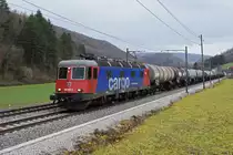 Re 620 069-5 fährt Richtung Bahnhof Gelterkinden. Die Aufnahme stammt vom 22.12.2020.