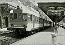 In Taormina Giardini steht der FS Dieseltreibwagen Aln 668 1526 und ein weiterer. 

Analogbild vom Mai 1988