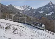 Der MOB ALPINA ABe 4/4 9303 (und die nicht zu sehende MOB Ge 4/4 8002) sind mit ihrem GoldenPass Belle Epoque PE 2219 bei Sendy-Sollard unterwegs.

9. Januar 2021