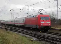 101 087-5 mit IC 2239(Warnemünde-Leipzig)bei der Ausfahrt im Rostocker Hbf.08.01.2021.