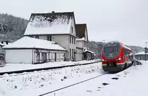 633 609 fährt mit dem RE 17 nach Hagen Hbf. am 09.01.2021 aus Brilon Wald aus