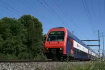 Ein DPZ bei Schwerzenbach als S9, welche damals noch nach Zug verkehrte (heute: Rafz/Schaffhausen an Stelle der S5). Von einem Gehweg aufgenommen am 26.06.2011.