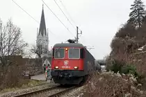 Das zur Zeit einzige auf der Taubenlochlinie nach Reuchenette-Péry verkehrende Güterzugs-Paar auf dem städtischen leider nur sehr schwer zugänglichen Streckenabschitt oberhalb der Altstadt Biel. Am 5. Januar 2021 wurde der kurze Güterzug, der mit der Re 620 069-5  Hägendorf  geführt wurde, beim Passieren der Pasquart Kirche-Biel verewigt.
Foto: Walter Ruetsch