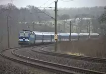 Der EC nach Hamburg durchfährt die Oberauer Kurve. Kilometer 20.4  10.01.2020 11:14 Uhr. Trübes Nieselwetter.