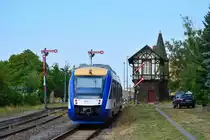 HEX VT804 macht sich am Abend des 3.8.2018 als Harz Berlin Express auf die Reise nach Berlin Ostbahnhof. Es war mein letztes Bild eines Zuges des Harz Elbe Express vor der Auflösung des Harz Elbe Express.

Thale 03.08.2018