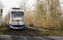 S 28 nach Wuppertal Hbf, 10.1.21. VT 114, noch mit BOB-Beschriftung, befährt den Bahnübergang, von dem aus zukünftig einmal der noch zu bauende Hp Neuss-Morgensternsheide zu erreichen sein wird.