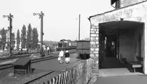 Rodheim v.d.H. im September 1985. Die Gie�ener 211 179 ist gerade eingefahren, der Schaffner (den  KIN  gabs noch nicht) sichert den Bahnsteigzugang, damit die zwei �lteren Herrschaften gefahrlos den Zug erreichen k�nnen. Man beachte auch, dass noch R�benverkehr stattfindet !