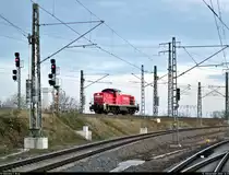 Wenige Minuten später fährt 294 820-6 (294 320-7 | 290 320-1 | DB V 90) über die beiden oberen Gütergleise zurück zur Zugbildungsanlage (ZBA) Halle (Saale).
Aufgenommen vom offenen Bahnübergang (Bü) Karl-von-Thielen-Straße.

🧰 DB Cargo
🕓 13.11.2020 | 16:31 Uhr