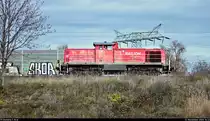 Seitliches Portrait von 294 820-6 (294 320-7 | 290 320-1 | DB V 90), die nach einem kurzen  Rangierausflug  zurück zur Zugbildungsanlage (ZBA) Halle (Saale), ihrer Einsatzstelle, über die beiden oberen Gütergleise fährt.
Aufgenommen vom offenen Bahnübergang (Bü) Karl-von-Thielen-Straße.

🧰 DB Cargo
🕓 13.11.2020 | 16:32 Uhr