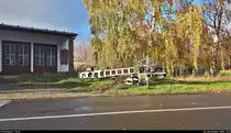 Ein neues Hl-Signal liegt am Hp Zscherben neben der alten Wartehalle. Mittlerweile ist es aufgestellt worden, aber noch nicht im Betrieb. Diese Bauform, entwickelt für die ehemalige Deutsche Reichsbahn (DR), soll ja schrittweise durch moderne Ks-Signale ersetzt werden.
Das ist hier anscheinend noch nicht der Fall. Nach meinem Kenntnisstand erhalten die beiden Gleisbild-Stellwerke in Halle-Nietleben und Zscherben im Rahmen der diesjährigen großen Bauarbeiten ein paar Anpassungen, werden aber nicht ersetzt bzw. grundlegend erneuert. Der benachbarte Bahnhof Angersdorf hingegen bekommt ein neues elektronisches Stellwerk (ESTW-A) mit entsprechend moderner Signaltechnik.

🚩 Bahnstrecke Halle–Hann. Münden (KBS 590)
🕓 20.11.2020 | 14:31 Uhr

(Smartphone-Aufnahme)