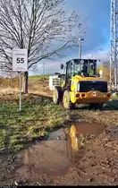 Auch in Zscherben wurde schon etwa zwei Monate vor Beginn der großen Bauarbeiten fleißig gebuddelt. Hier werden v.a. Kabel verlegt sowie Mastgründungen für Signale und Oberleitung vorgenommen.
Ganz markant sind auch die vielen Lotsenpunkt-Schilder entlang der Strecke, welche die Zufahrten zu den jeweiligen Orten kennzeichnen, an denen gebaut wird. Wie an den Schildern ablesbar ist, finden die Arbeiten im Rahmen des Verkehrsprojekts Deutsche Einheit Nr. 8 (VDE 8) statt.
Während der Abschnitt zwischen Halle Rosengarten und Angersdorf dann ab Jahresende komplett elektronisch gesteuert wird, sollen die Gleisbild-Stellwerke in Zscherben und Halle-Nietleben - unter den genannten Anpassungen - wohl weiterhin in Betrieb sein.

🚩 Bahnstrecke Halle–Hann. Münden (KBS 590)
🕓 20.11.2020 | 14:33 Uhr

(Smartphone-Aufnahme)