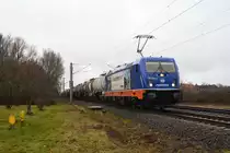 187 666 von raildox schleppte am 06.01.21 einen Güterzug, welcher je zur Hälfte aus Kessel- und Schwenkdachwagen bestand, durch Greppin Richtung Bitterfeld.