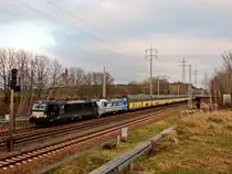 MRCE/ÖBB X4 E-872 (193 872-9) mit 193 999  in ihrer neuen RTB Cargo Beklebung  im Schlepp und einem Containerzug bei Diedersdorf auf einem Ausweichgleis auf dem Berliner Aussenring am 10. Januar 2021. Gruß an den Lokführer zurück!