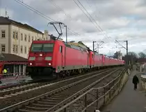 DB Cargo Bombardier Traxx 185 282-1 mit noch mehr 185er, 145er und 187er in Rüdesheim am 09.01.21 