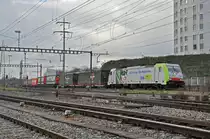 Re 486 502-8 der BLS durchfährt den Bahnhof Pratteln. Die Aufnahme stammt vom 07.01.2021.