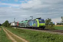 Mit einer RoLa (Freiburg (Brsg) Rbf - Novara Boschetto) fuhr am späten Nachmittag des 03.05.2020 die Re 485 015  BLS Cargo - Die Alpinisten  südlich von Buggingen über die Rheintalbahn in Richtung Schweiz.
