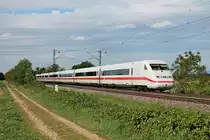 Nachschuss auf 808 015-2  Bitterfeld-Wolfen , als dieser am späten Nachmittag des 03.05.2020 südlich von Buggingen als ICE 376 (Basel Bad Bf - Frankfurt (Main) Hbf) über die Rheintalbahn durchs Markgräflerland in Richtung Freiburg (Breisgau) fuhr.