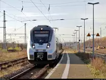 Nachdem die RB75 nach Lutherstadt Eisleben ihren baubedingten Startbahnhof Angersdorf auf Gleis 3 verlassen hat, kann dort der entgegenkommende 9442 118 (Bombardier Talent 2) einfahren.
Normalerweise durchfahren die RE den Bahnhof ohne Halt, doch wegen bauvorbereitender Kabel- und Oberleitungsarbeiten stand von Ende November bis Anfang Dezember, jeweils von 8:30 bis 15:30 Uhr, zwischen Angersdorf und Halle (Saale) nur ein Gleis zur Verfügung. Dadurch müssen die RE zur Seite genommen werden, bis die von und nach Halle-Nietleben abzweigende S-Bahn sowie der entgegenkommende RE den Abschnitt befahren hat. Die Fahrzeit verlängert sich so um rund 20 Minuten.

🧰 Abellio Rail Mitteldeutschland GmbH
🚝 RE 74731 (RE8) Leinefelde–Halle(Saale)Hbf
🚩 Bahnstrecke Halle–Hann. Münden (KBS 590)
🕓 4.12.2020 | 13:51 Uhr