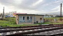 Blick auf das Gleisbildstellwerk  B1 , Bauart GS II DR von WSSB, an der Alten Bahnhofstraße in Holleben. Die Schranken des Bahnübergangs, auf dem ich stehe, werden draußen von Hand gekurbelt.

🚩 Bahnstrecke Merseburg–Halle-Nietleben (KBS 588)
🕓 4.12.2020 | 15:14 Uhr