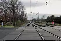 Der eingleisige Streckenabschnitt zwischen Angersdorf und den Buna-Werken gewinnt für den Güterverkehr in den letzten Jahren immer mehr an Bedeutung. Die Betriebsstelle in Holleben besitzt ein Ausweichgleis und wurde vor nicht allzu langer Zeit saniert. Am nach wie vor wärterbedienten Bahnübergang (Bü) Mühlenstraße laufen Richtung Buna-Werke beide Gleise wieder zusammen. Der alte Prellbock im Stumpfgleis ist geblieben.

🚩 Bahnstrecke Merseburg–Halle-Nietleben (KBS 588)
🕓 4.12.2020 | 15:14 Uhr