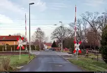 Blick auf den Bahnübergang (Bü) Mühlenstraße in Holleben, der vom benachbarten Gleisbild-Stellwerk per Handkurbel bedient wird.
Wenige 100 Meter nördlich wurde der Bü in der Weinbergstraße bereits nach aktuellem technischen Stand saniert.

🚩 Bahnstrecke Merseburg–Halle-Nietleben (KBS 588)
🕓 4.12.2020 | 15:19 Uhr