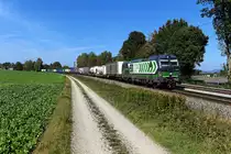 Die 193 208 war eine der ersten Vectron-Maschinen, mit der ELL ihr Leasing-Geschäft startete. Die Lok stand seitdem schon bei einigen EVUs im Einsatz. Zum Aufnahmezeitpunkt war sie an die Wiener Lokalbahnen Cargo vermietet. Am 01. Oktober 2020 begegnete mir die 193 208 bei Langenisarhofen in Niederbayern mit dem verspäteten KLV-Zug DGS 41157 von Rheinhausen nach Budapest Soroksar Terminal.
