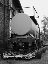 Dieser mit einem Kesselwagen beladene DR-Straßenroller R42 wurde in der Gothaer Waggonfabrik gebaut. (Sächsisches Eisenbahnmuseum Chemnitz-Hilbersdorf, September 2020)