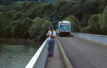 Der Angler auf der Ederbrücke am Kraftwerk Hemfurt lässt sich von 628 434 nicht stören (August 1996).