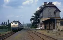 E 2329 Amsterdam - Bad Wildungen durchfährt mit 216 217 im Juli 1983 den Bahnhof  Bergheim-Giflitz.