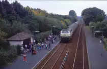 Nein, diese Schüler warten im Oktober 1982 in Korbach-Süd nicht auf den E 2328 Bad Wildungen - Amsterdam (mit 216 213), der hier durchfährt, sondern auf den kurz darauf in der Gegenrichtung verkehrenden Schienenbus.