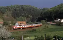 Am 19.5.1985  verirrte  sich eine 601-Garnitur im Rahmen einer BFS-Sonderfahrt auf die Strecke Marburg - Korbach, hier vor einer Gewitterfront bei Itter festgehalten.