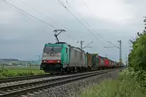 Mit dem  SREDIRAIL/MAGETRA -KLV aus Italien fuhr am Nachmittag des 14.05.2020 die ATLU/XRAIL E 186 211 nördlich von Hügelheim über die KBS 702 durchs Markgräflerland in Richtung Buggingen.