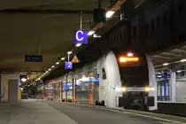 Am 14.01.2021 stand 462 043 als RE4 nach Dortmund Hbf mit circa 30 Minuten Verspätung im Hauptbahnhof Wuppertal. 